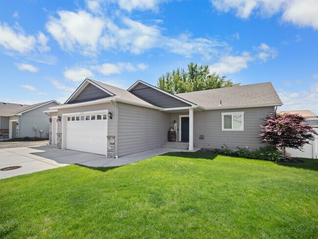 Foto del edificio - Beautiful home 5MILE/Big Yard & Garage (Furnished)