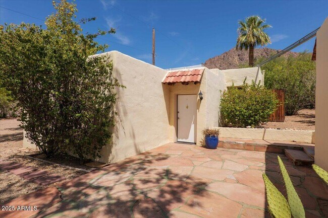 Foto del edificio - 5702 E Camelback Rd
