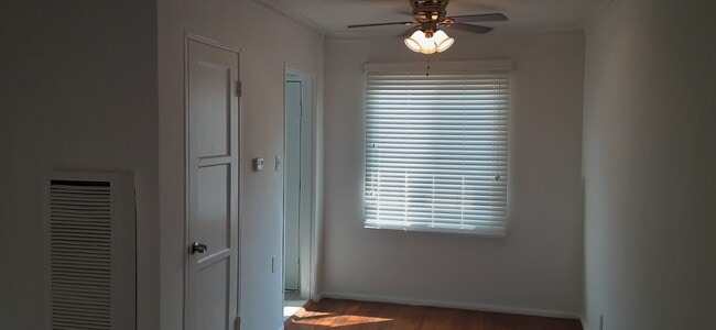 Building Photo - 5706 Hazeltine Ave