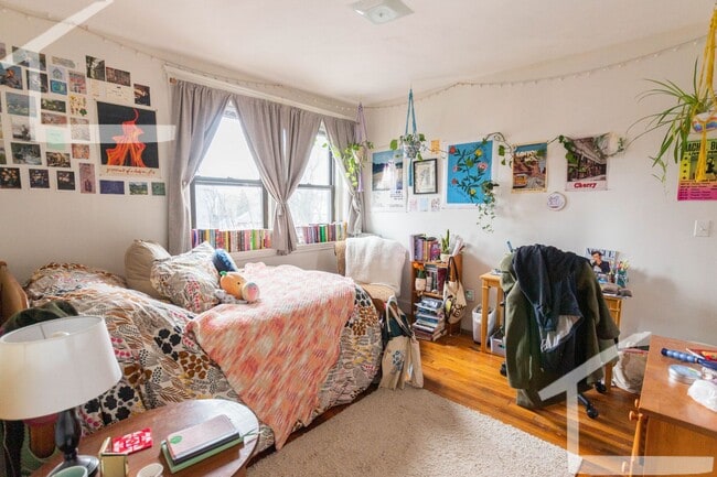 Foto del edificio - Don't miss this deal! 4-bed, 2-bath in Brighton