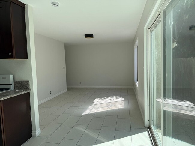 Foto del edificio - 2052 Lewis Ave