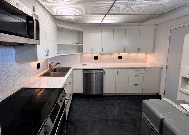 Foto del edificio - 6301 N Falls Cir Dr