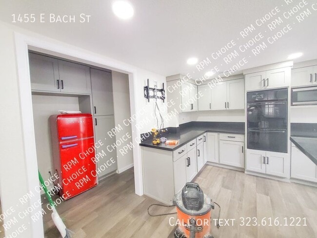 Building Photo - Large Quiet Single Family House with Centr...