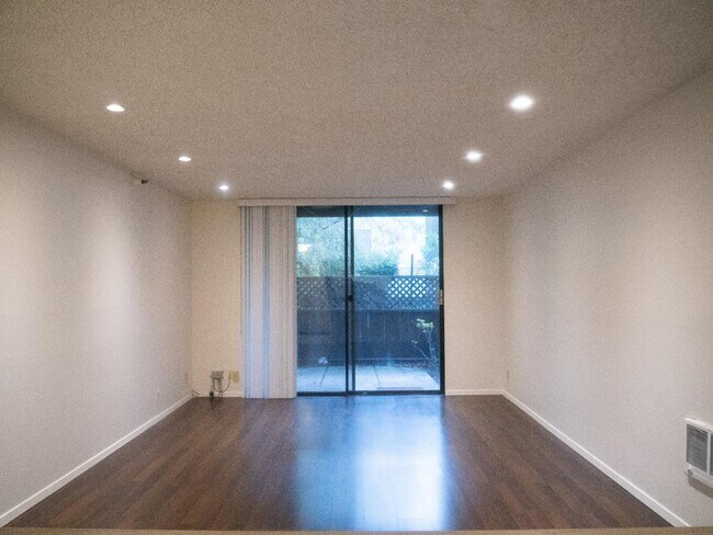 Foto del edificio - 2140 Shelter Creek Ln