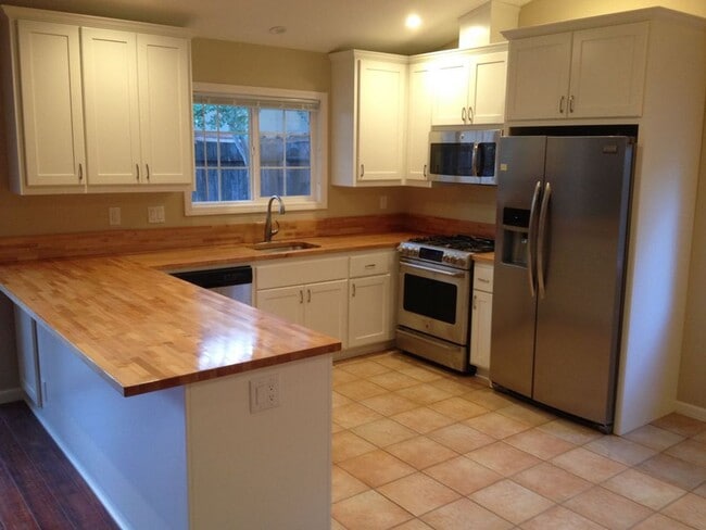 Building Photo - 3-bedroom, 2-bath gem located just minutes...