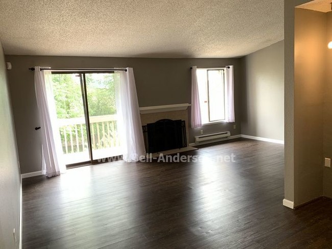 Building Photo - Remodeled Townhome Available in Kent, NOW!