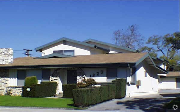 Building Photo - 1223 E Lexington Dr