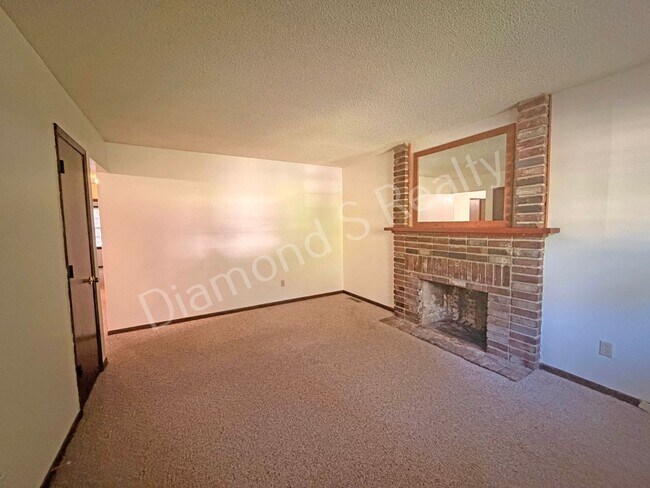 Foto del edificio - Charming 3 Bedroom Unit Available!