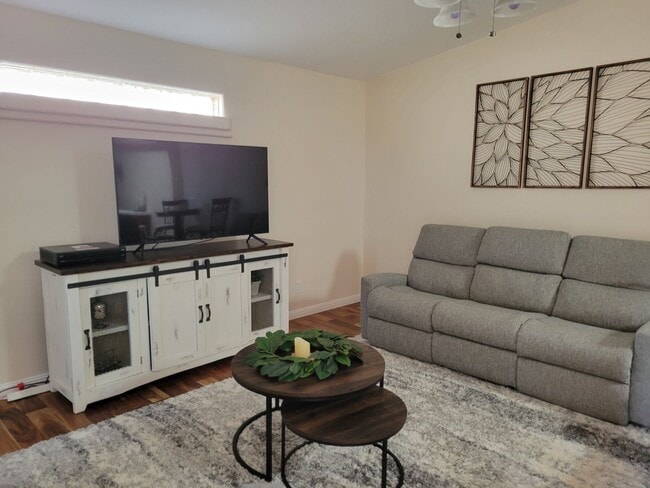 Building Photo - Furnished Winter House