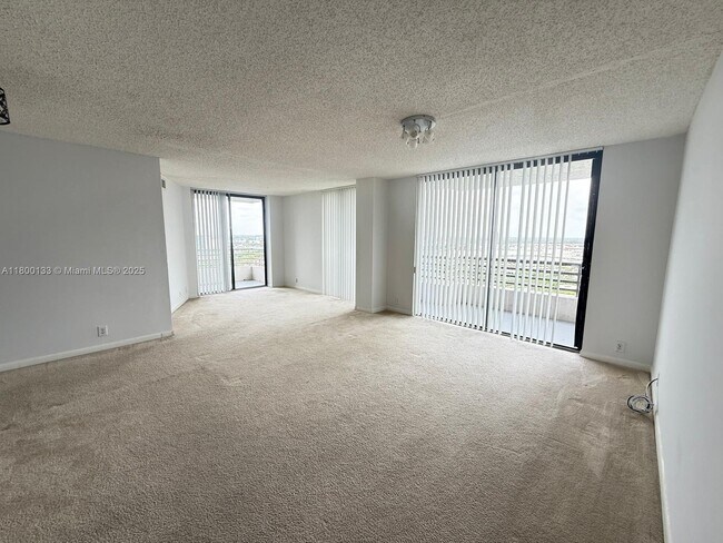 Foto del edificio - 3300 NE 191st St