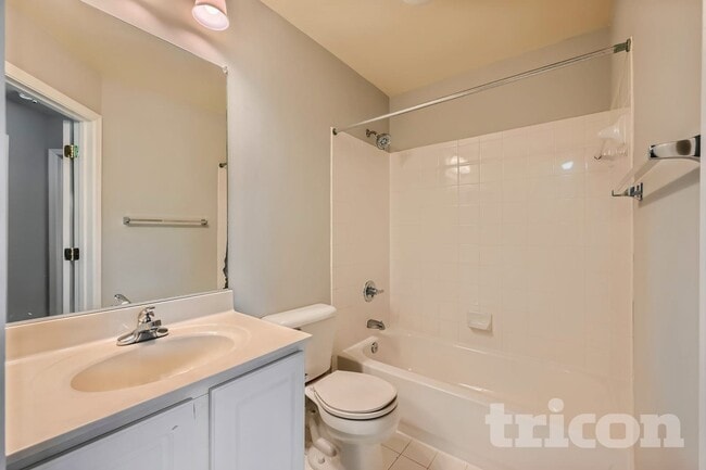 Building Photo - 566 Callander Way