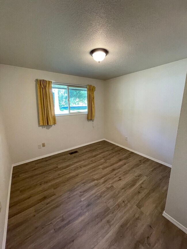 Building Photo - Fantastic 3 Bedroom Home with Spacious Bac...