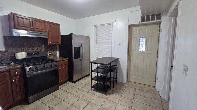 Foto del edificio - 2446 N Rutherford Ave