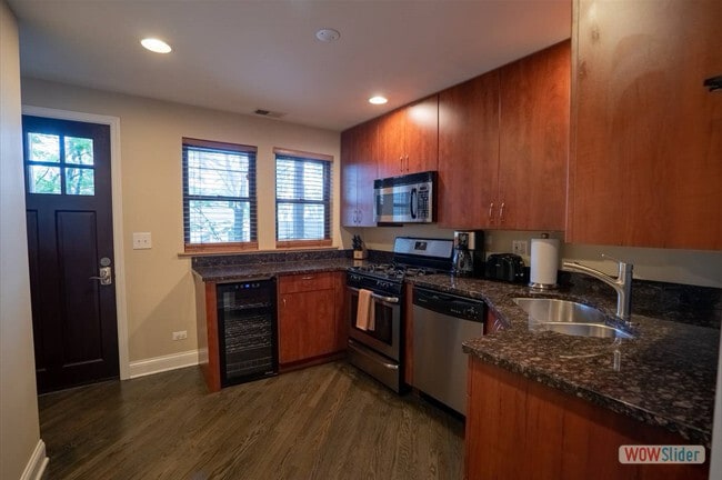 Photo - 2104 W Roscoe St Apartment