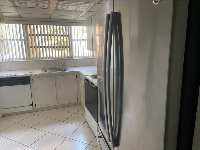 Foto del edificio - 940 NE 199th St