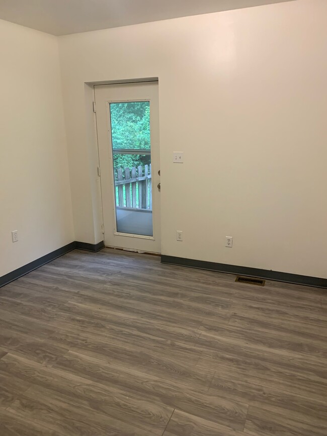 Foto del edificio - 4136 River Rd