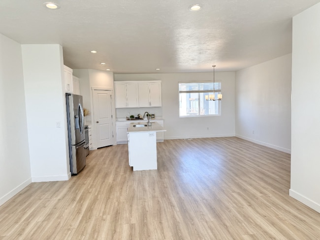 Building Photo - 548 900 W