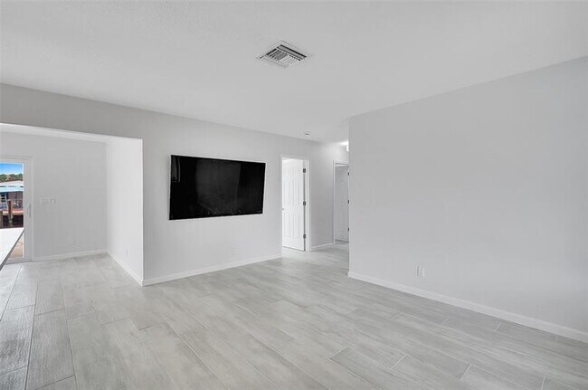 Building Photo - 4710 SW 43rd Ave