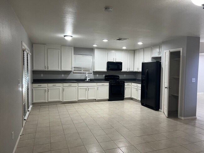 Building Photo - Beautiful 4-bedroom house.