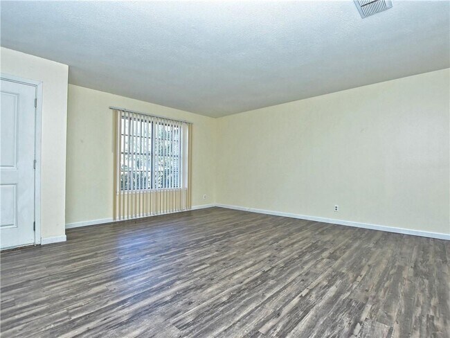 Foto del edificio - 6913 Langston Dr