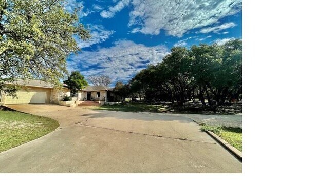 Foto del edificio - 1045 Hidden Hills Dr