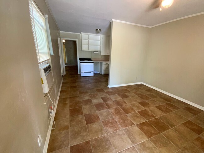 Building Photo - 1 Bed 1 Bath - Bethany Schools