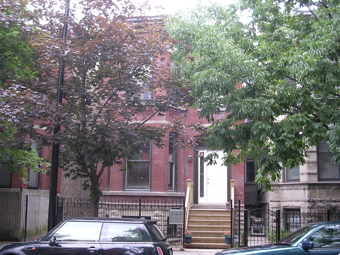 Primary Photo - 2040 N Sheffield Ave