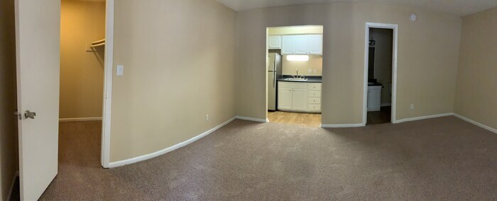 Foto principal - Studio ready for immediate move in!
