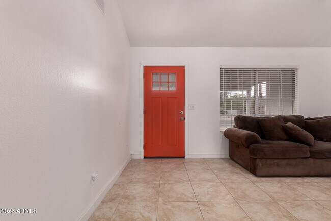 Foto del edificio - 6038 W Gelding Dr