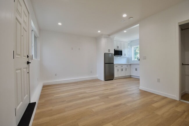 Building Photo - 4565 Hazeltine Ave