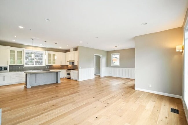 Building Photo - 307 NW Meridian Ridge Ct