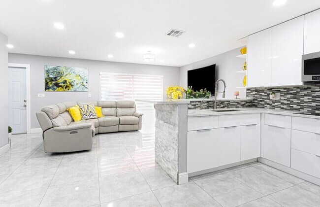 Foto del edificio - 331  Cypress Way 331 Palm Springs Fl 33406