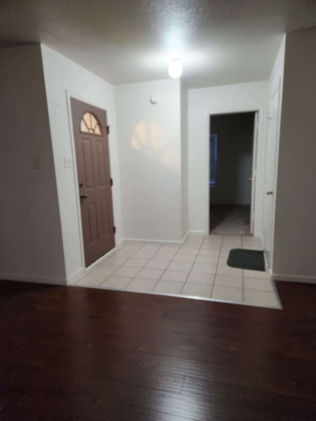 Building Photo - 1626 Carriage Cir