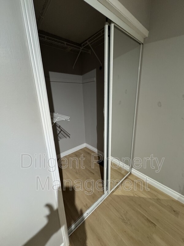 Photo du bâtiment - 1537 Ravenwood Dr