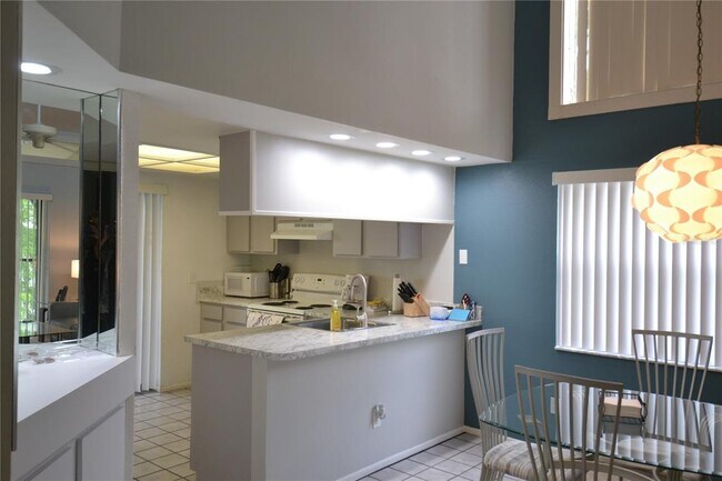 Building Photo - 284 Woodlake Wynde