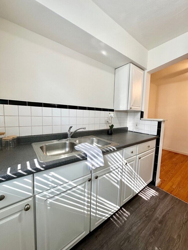 Foto del edificio - 6371-6371 Sutherland Ave