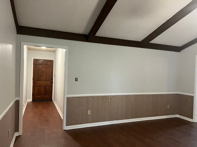 Building Photo - 211 Harvest Ln