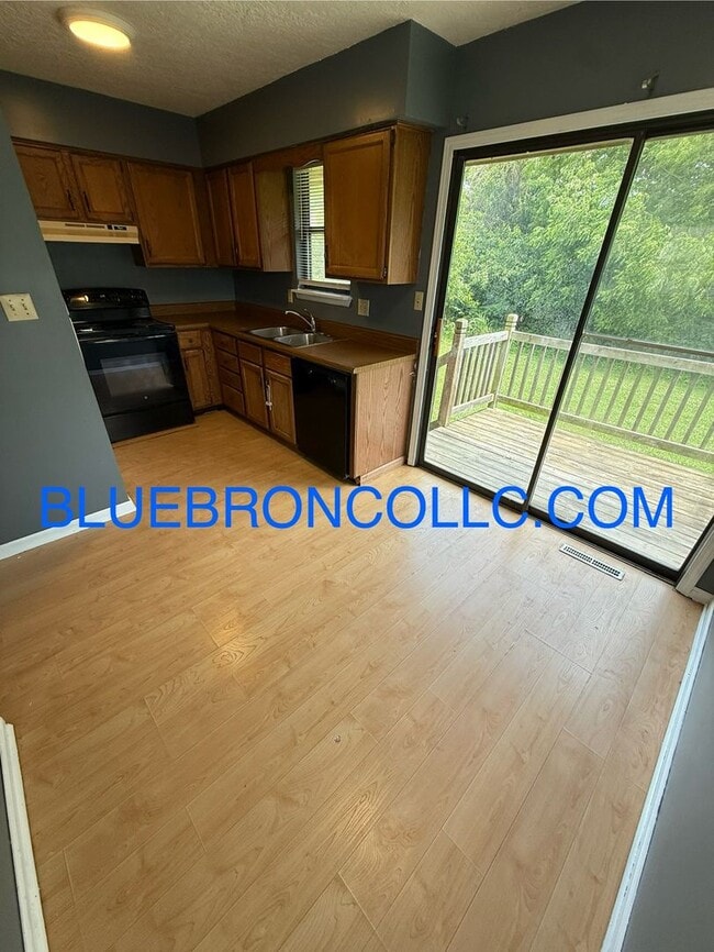 Building Photo - Spacious 3-Bed, 2-Bath Multi-Level Home in...