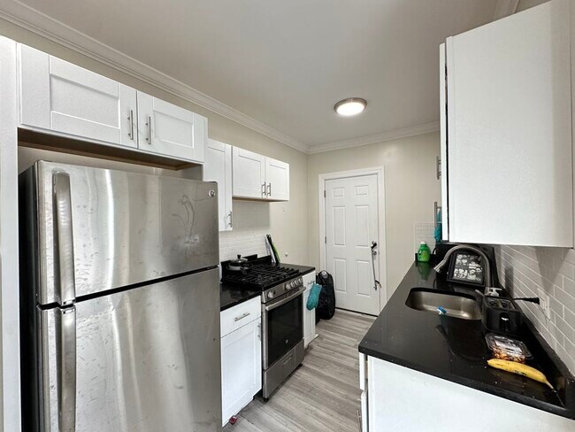Foto del edificio - 3817.5 N Greenview Ave