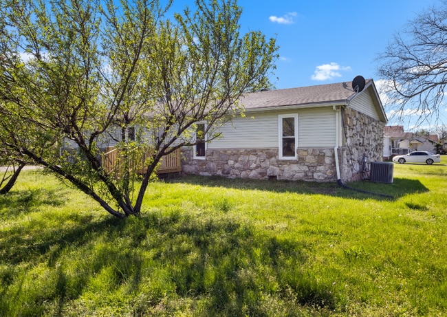 Building Photo - 600 Lincoln Dr