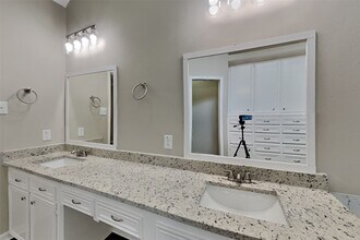 Building Photo - 702 Fernglade Dr