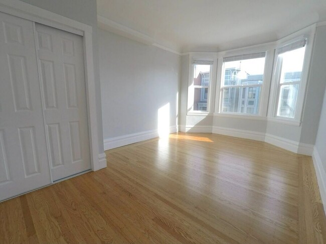 Foto del edificio - Remodeled 4BR/2BA w/ In-Unit Laundry & Mod...