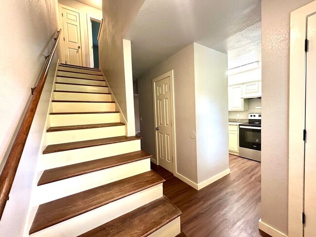 Building Photo - Charming 2 bedroom, 1.5 bath East Fayettev...