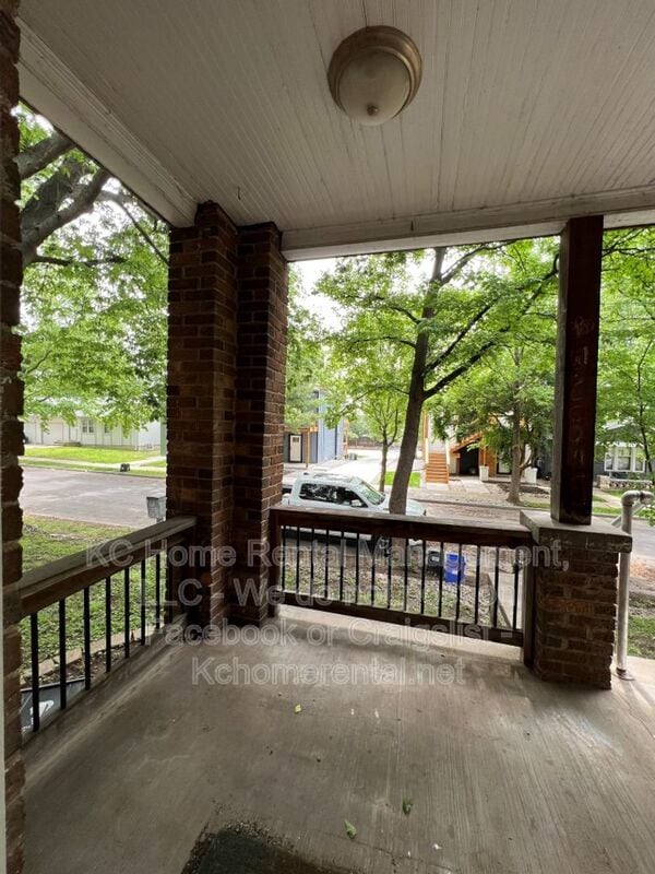 Building Photo - 1112 W 41st Terrace