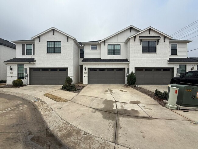 Building Photo - 1108 Bowie Dr