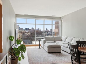 Building Photo - 1550 E Royall Pl