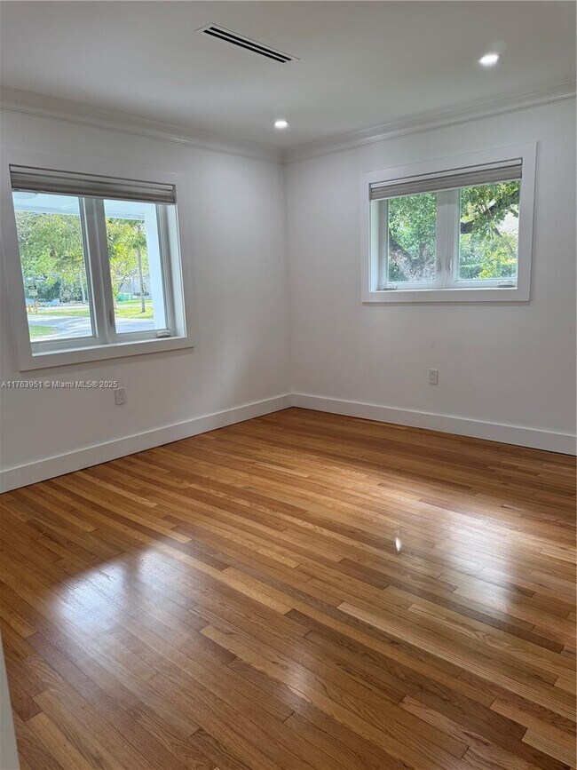 Foto del edificio - 547 Giralda Ave