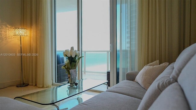 Foto del edificio - 15901 Collins Ave