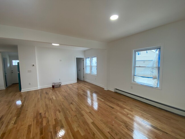 Building Photo - 1423 7th Ave