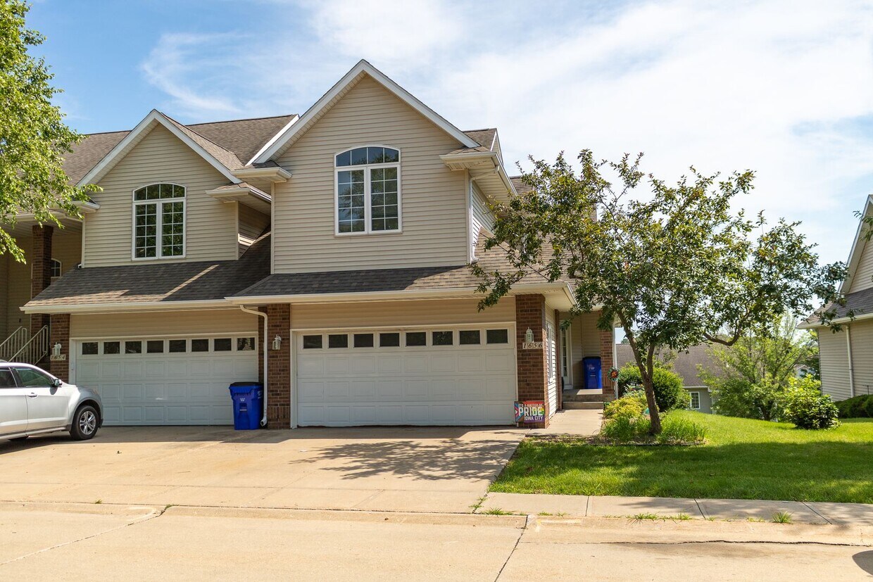 Foto principal - $1,975 | 3 Bedroom, 3.5 Bathroom Multi Floor Town Home | Pet Friendly* | Available for August 1st...